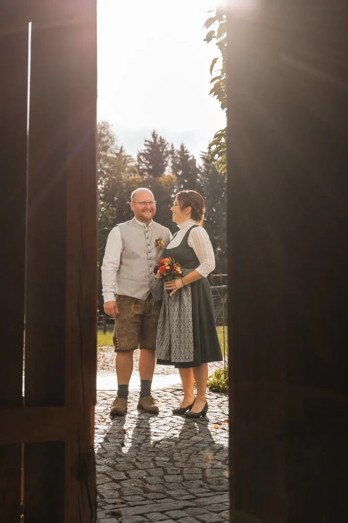 Sehr schönes Bild von Brautpaar bei Sonnenuntergang am Lindenkeller, Hochzeitsfotoshooting in Niederbayern
