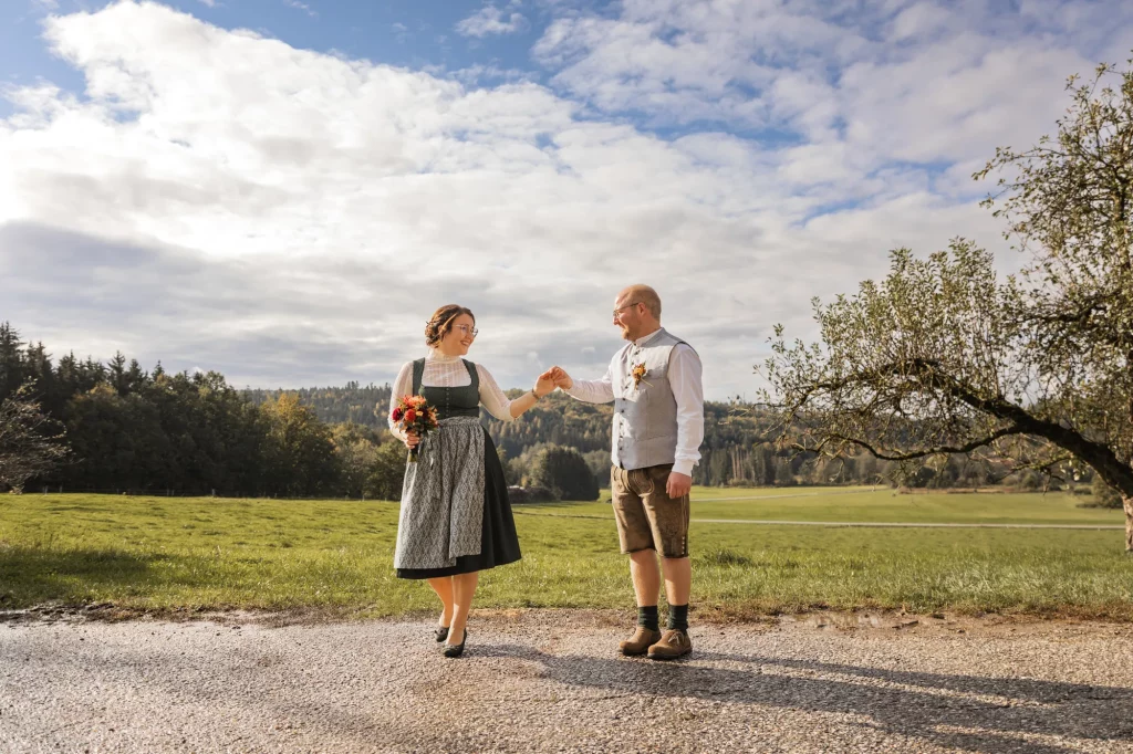 Perfekte Szene von Brautpaar bei professionellen Hochzeitsfotoshooting in der Natur, Daniela Schmid Fotografie