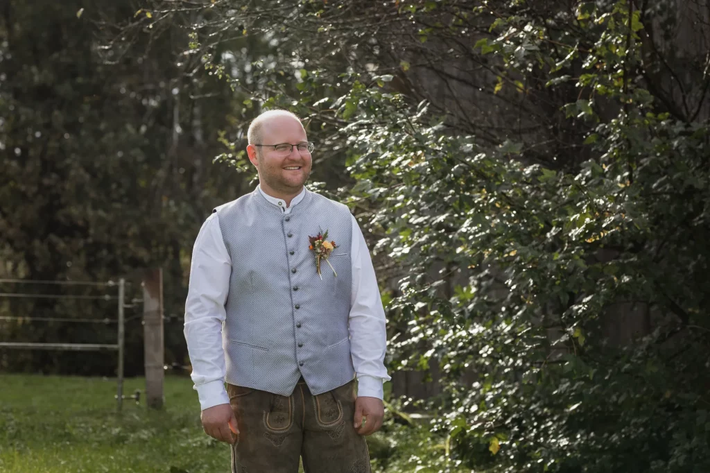 Wunderschönes Bild von Bräutigam in der Natur während professionellen Hochzeitsfotoshooting im Lindenkeller, Landkreis Passau