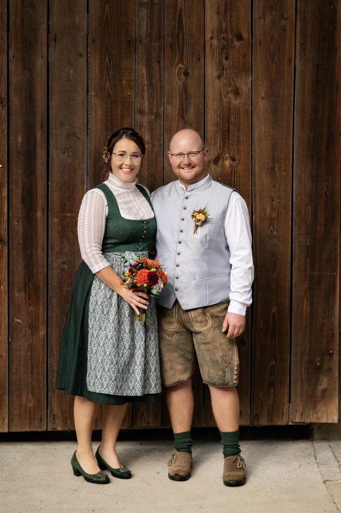 Sehr schönes Bild von Brautpaar bei Hochzeitsfotoshooting am Lindenkeller, heiraten im Landkreis Passau, Hochzeitsfotografie