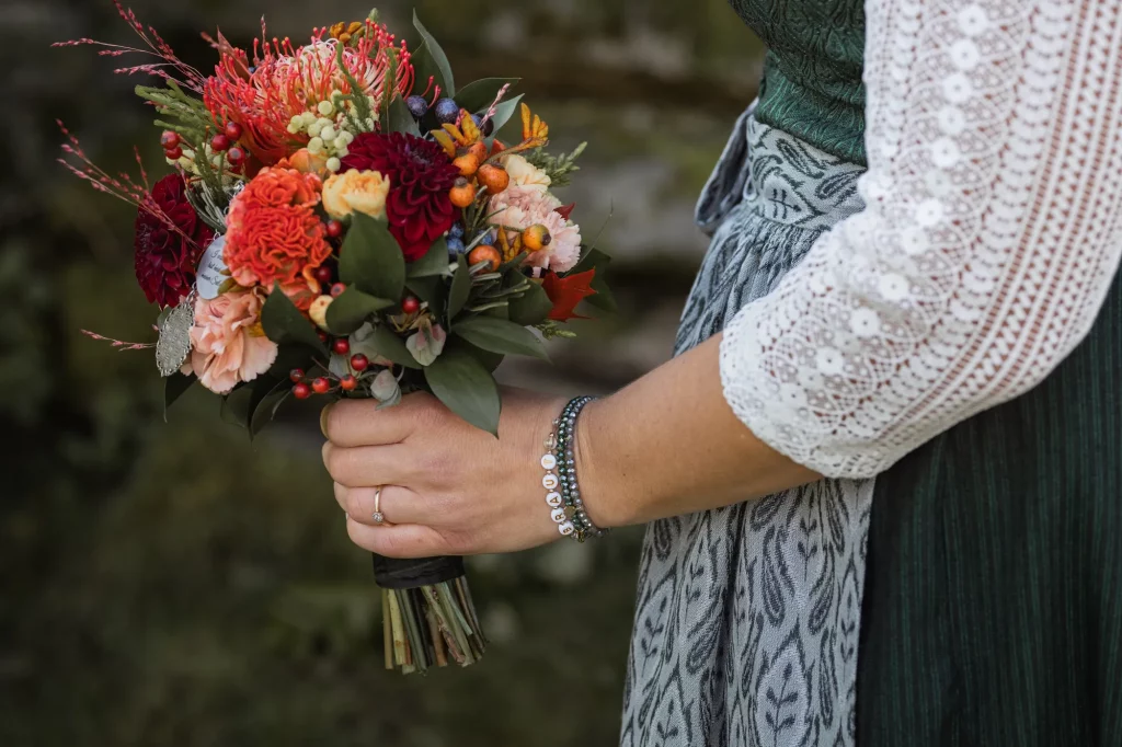 Wundervolles Bild von perfekten Brautstrauß bei Fotoshooting beim Lindenkeller