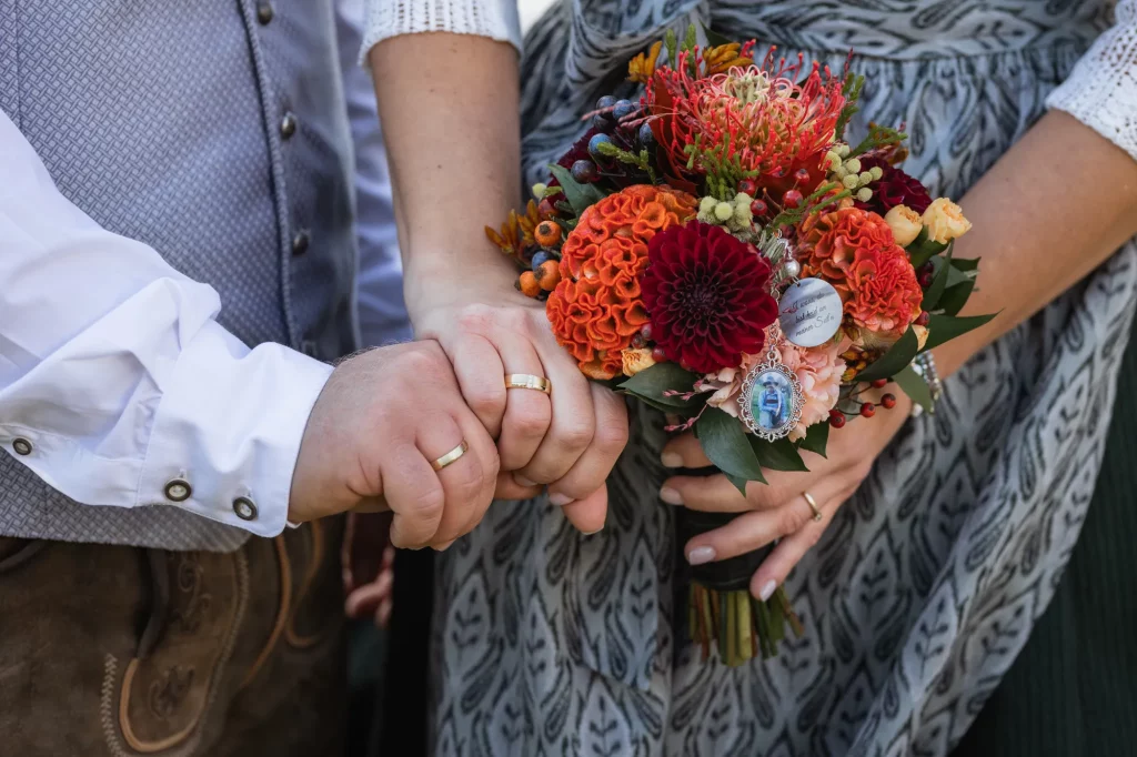 Hochzeitsshooting von Brautpaar. Detailbild von Brautstrauß, professionelles Hochzeitsfoto