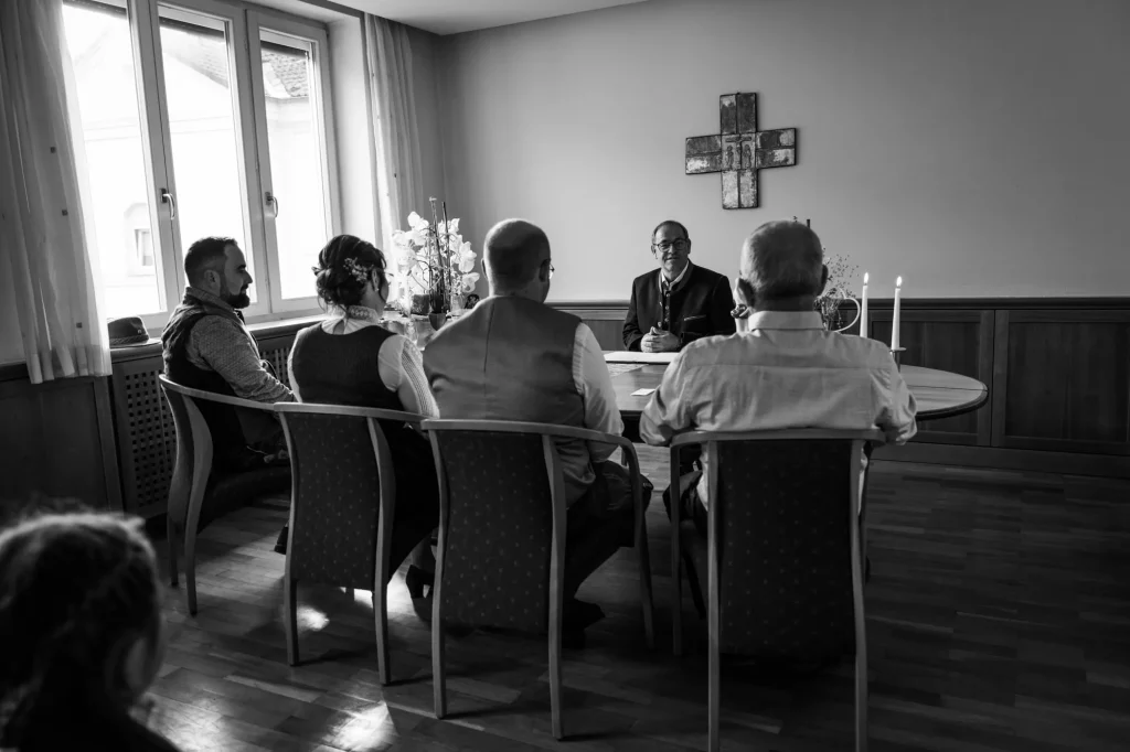 Sehr schönes Bild während standesamtlicher Hochzeit in Haselbach. Hochzeitsfotografie, schwarz weiß Bild