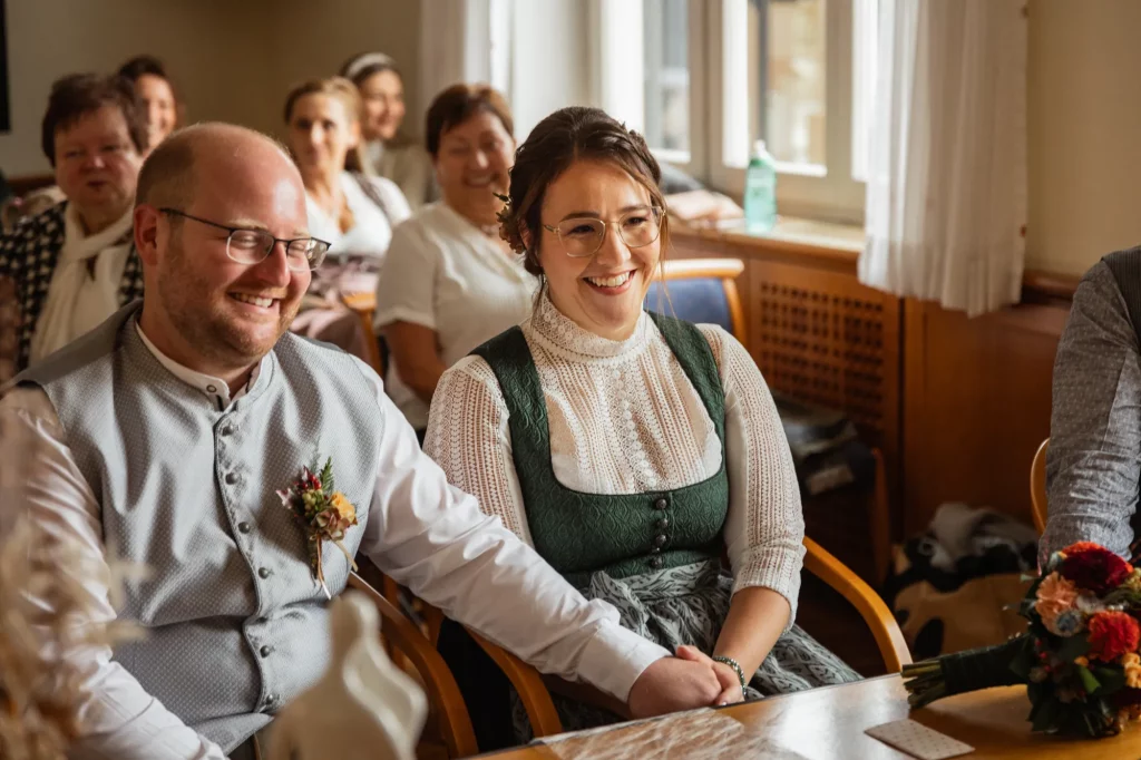 Freudiger Moment von Brautpaar während standesamtlicher Hochzeit. Heiraten im Standesamt Haselbach, Hochzeit in Niederbayern