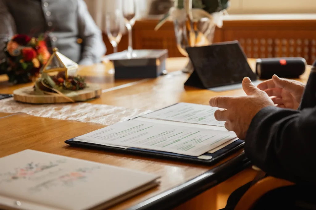 Sehr schönes Detailbild während offiziellen Teil der standesamtlichen Hochzeit in Haselbach