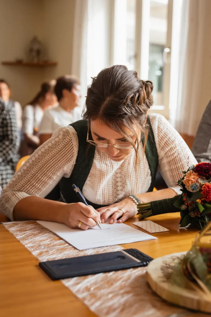 Wunderschönes naturliches Bild von Braut bei Hochzeitsunterschrift. Heirtaten im Standesamt Haselbach