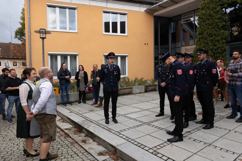 Die Feuerwehrkameraden gratulieren nach standesamtlicher Hochzeit. Heiraten in Niederbayern, Hochzeitsfotografie