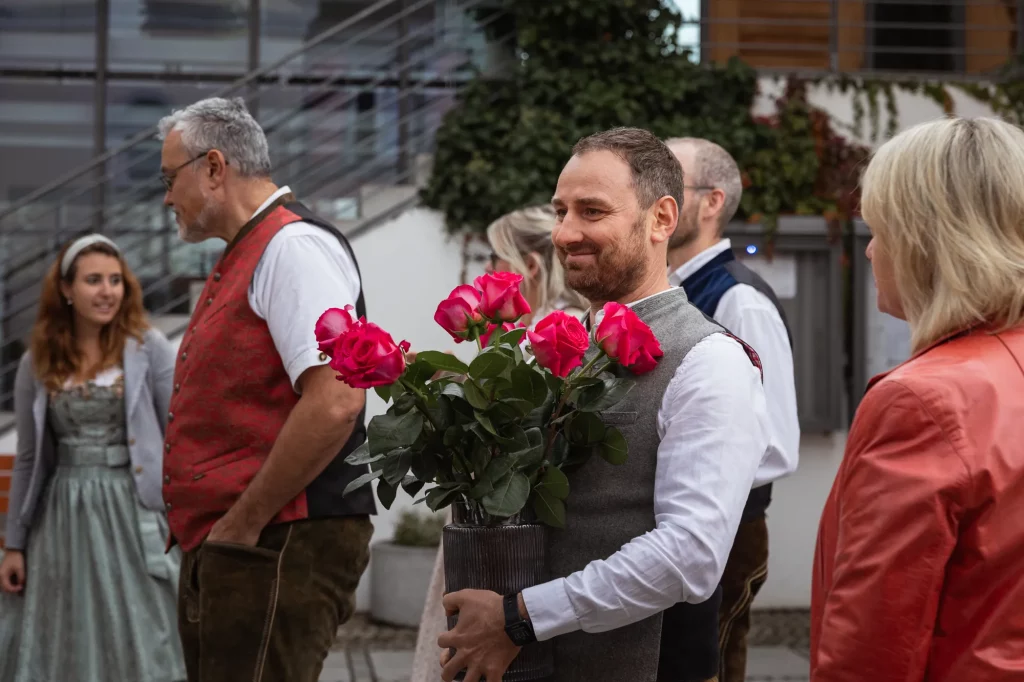 Sehr schönes Bild während Hochzeit. Bild mit wunderschönen roten Rosen bei Hochzeit, heiraten im Landkreis Passau