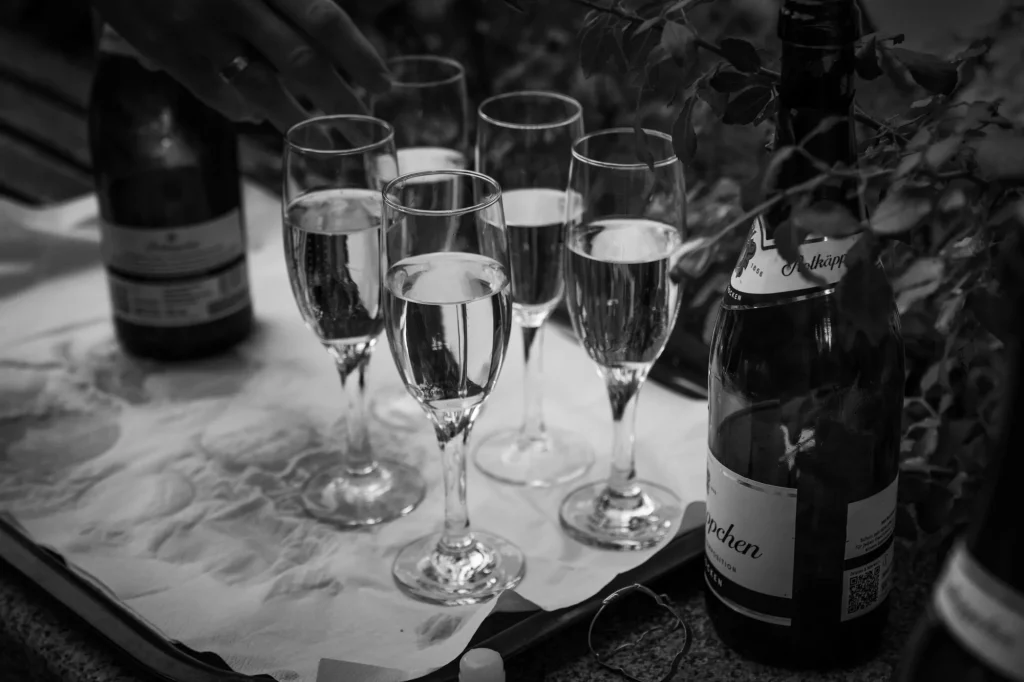 Schwarz Weiß Detailbild bei Sektempfang im Standesamt Haselbach, heiraten in Niederbayern