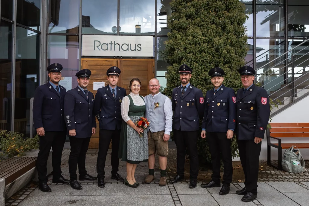 Feuerwehrkameraden gratulieren Hochzeitspaar zum schönsten Tag in ihren Leben. Gruppenbild bei Hochzeit im Landkreis Passau