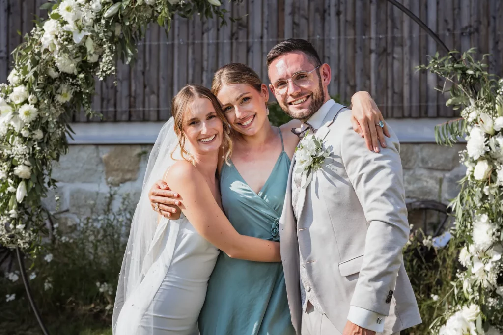 Sehr schönes Bild von Brautpaar mit Freunden bei Hochzeit in Ruderting, heiraten in Passau