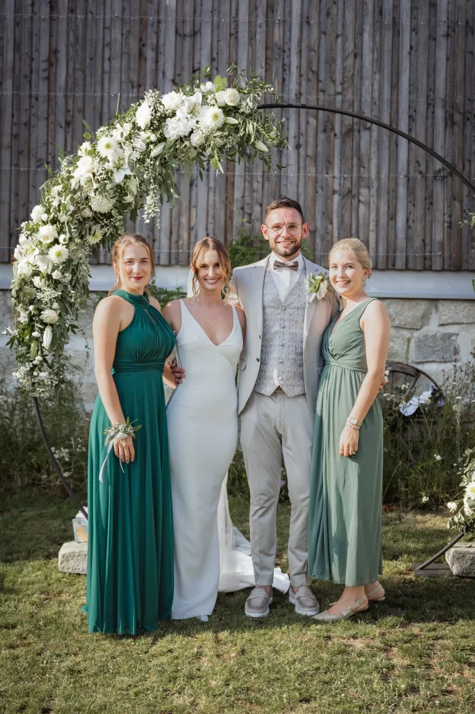 Sehr schönes Hochzeitsfoto von Brautpaar mit Freunden, heiraten im Freien, heiraten am Landgasthaus Müller