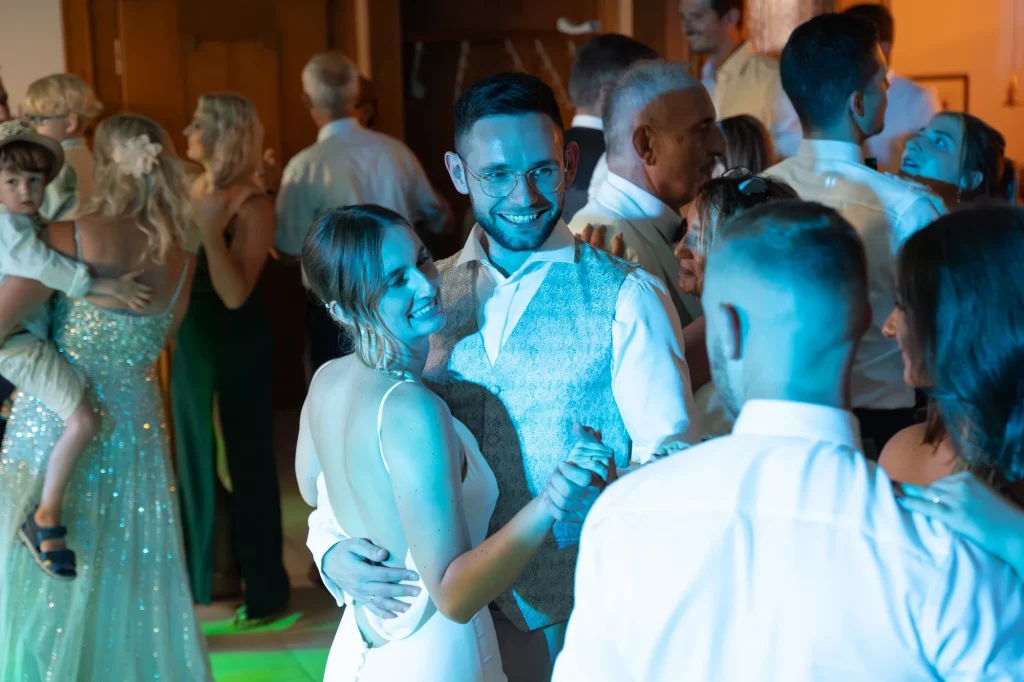 Strahlendes Brautpaar bei Hochzeitstanz, heiraten in Landkreis Passau, Hochzeitsfeier