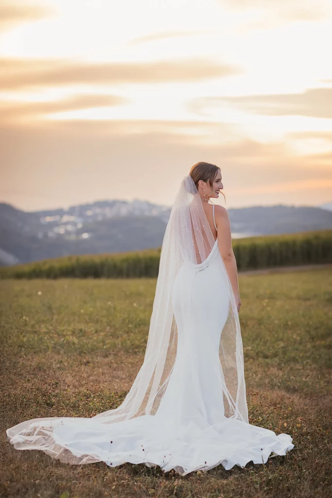 Braut Hochzeitsfoto zum Sonnenuntergang in Neukrichen vorm Wald