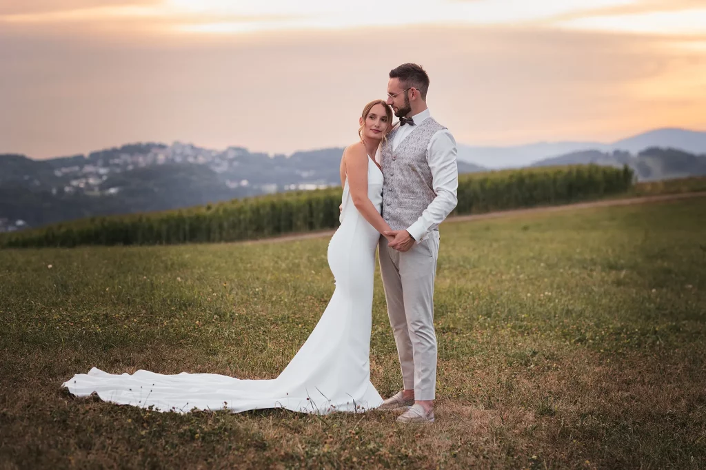 Wundervolles Bild von Brautpaar bei Afterweedingshooting zum Sonnenuntergang, heiraten in Passau