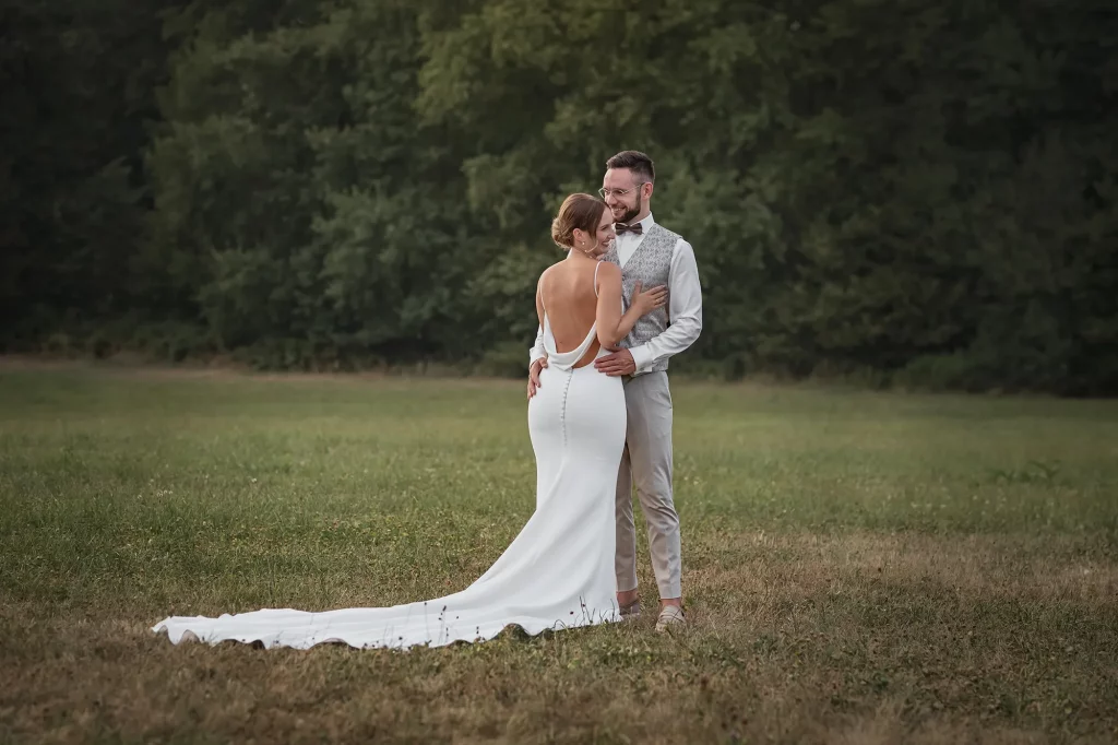 Emotionales Bild von Brautpaar bei Afterweedingshooting in der Natur, heiraten im Landkreis Passau