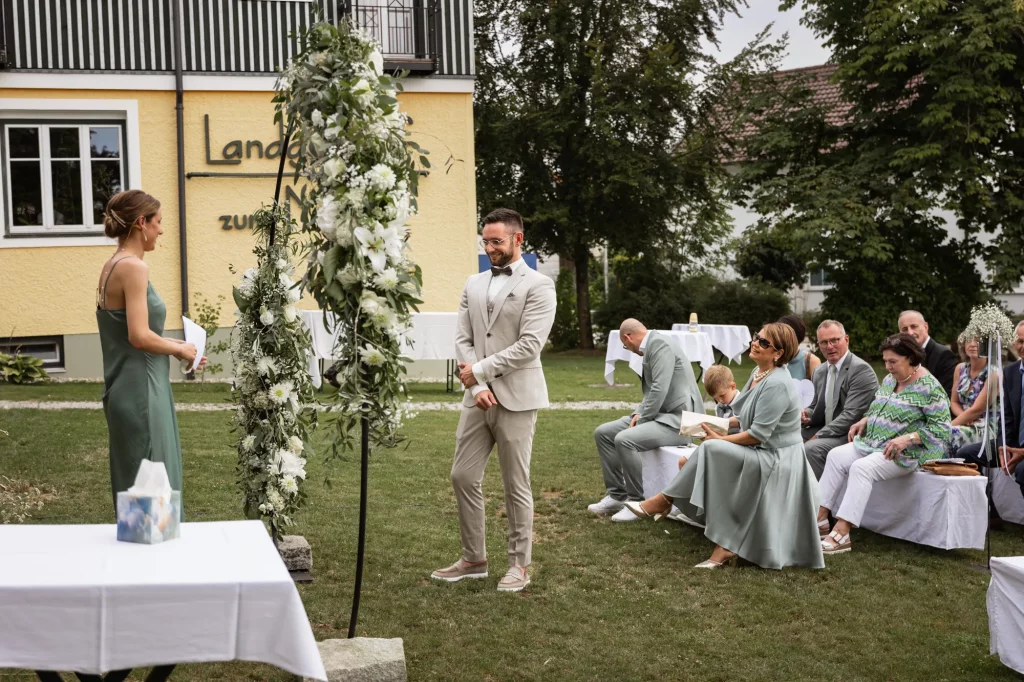 Sehr schönes Bild während freier Trauung bei Landgasthaus Müller in Ruderting, Hochzeit im Landkreis Passau