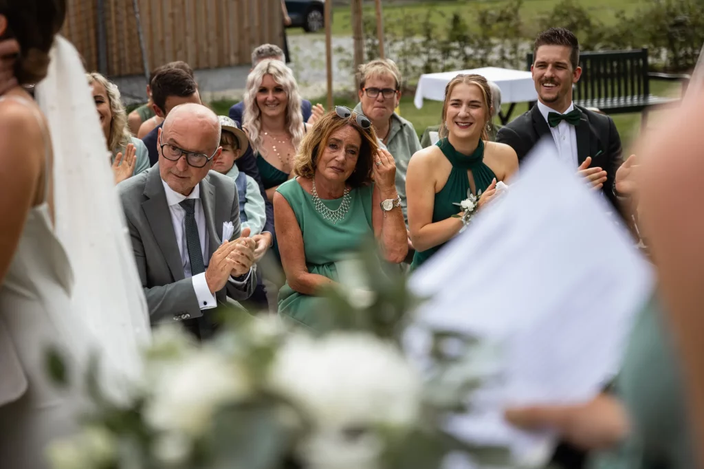 Sehr schönes fotografisches Bild von Gäste währende der freien Trauung, heiraten im freien am Landgasthof Müller