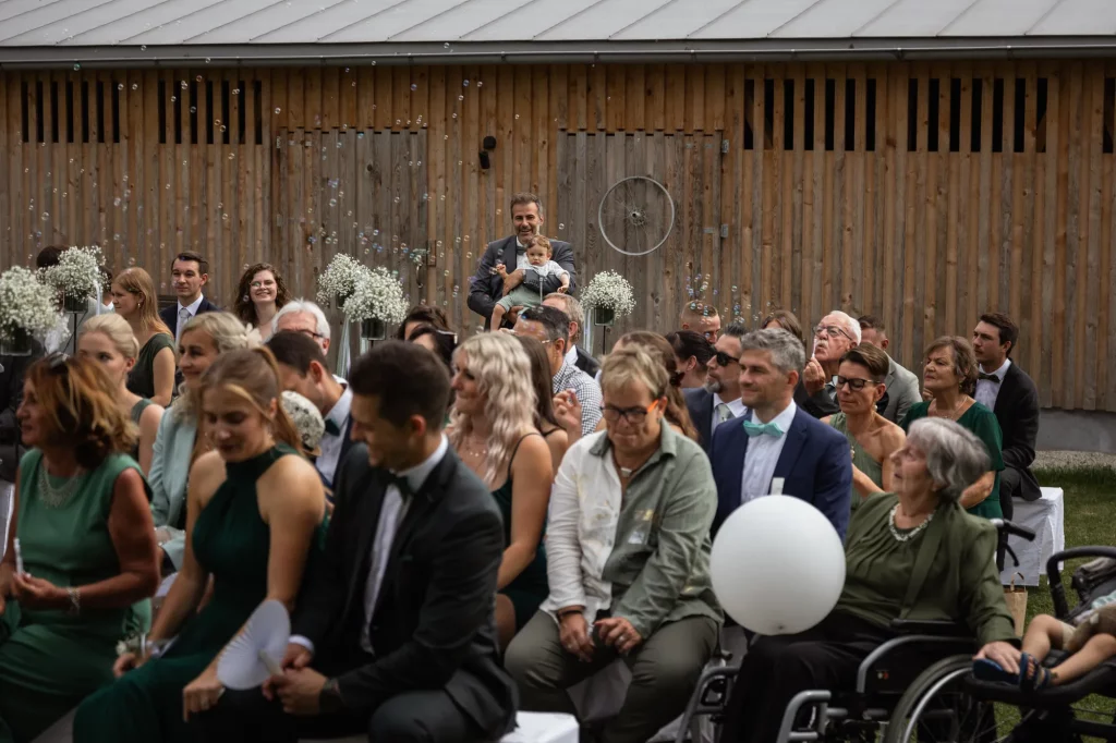 Schönes Bild von Hochzeitsgästen bei freier Trauung im Landgasthaus Müller, heiraten im freien, heiraten in Ruderting