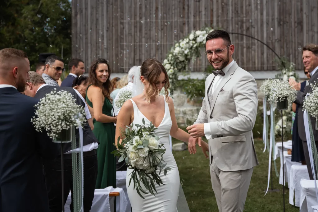 Sehr schönes Bild von Brautpaar während Hochzeitszeremonie, heiraten im Landgasthaus Müller