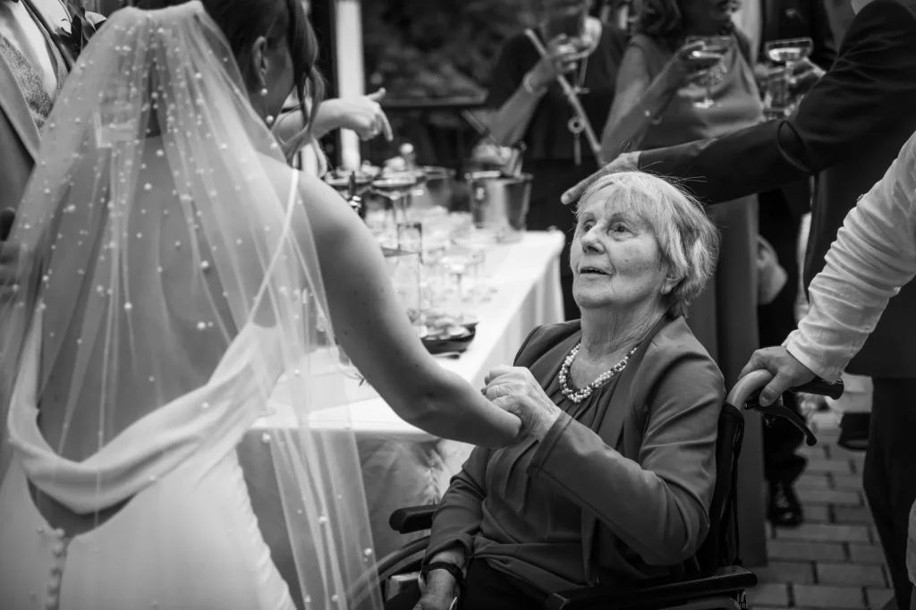 Wundervolles Schwarz Weiß Bild von Frau, gratuliert Braut zur Hochzeit, heiraten im Landkreis Passau