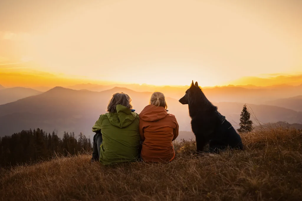 Traumhaftes Licht am Sonnenaufgang in den Bergen. Fotoshooting am Hochkeil bei Wanderung.