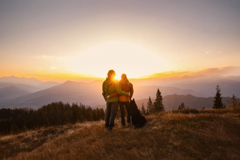 Sehr schönes Bild zum Sonnenaufgang am Hochkeil. Wanderung zum Sonnenaufgang in den Bergen mit Hund
