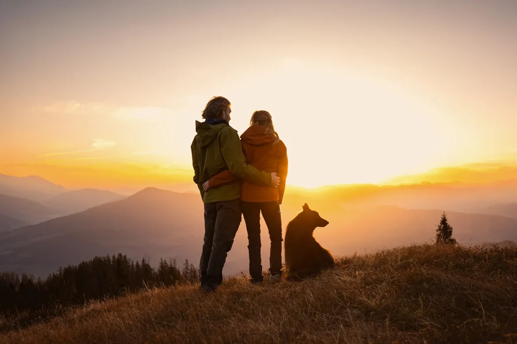 Hunde und Mensch bei wundervollen Sonnenaufgang am Hochkeil. Fotoshooting zum Sonnenaufgang am Hochkönig