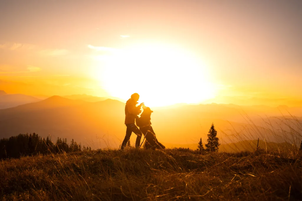 Mensch und Hund bei Sonnenaufgang. Fotoshooting am Hochkeil