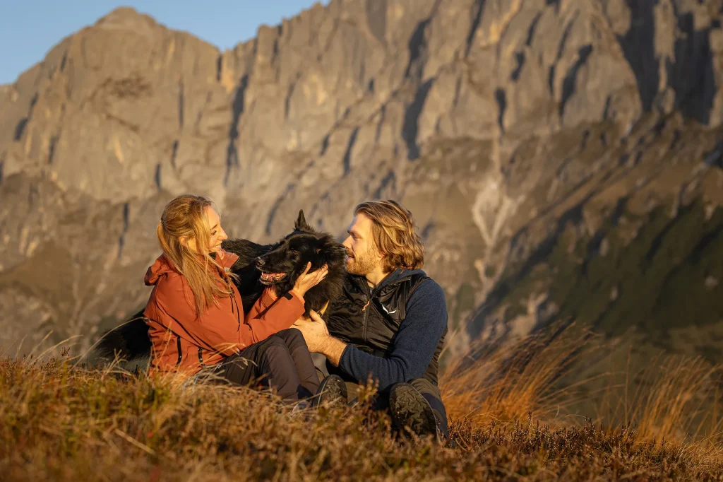 Wunderschönes Bild bei Fotoshooting mit Hund und Mensch zum Sonnenaufgang am Hochkeil