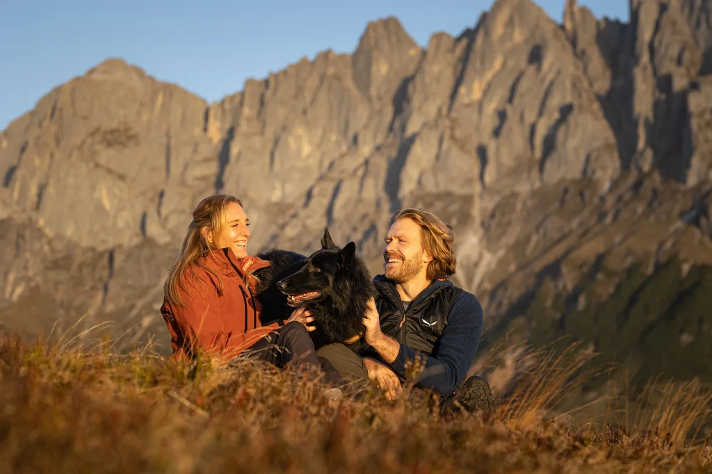 Wundervolles Bild von Menschen mit ihren Hund in den traumhaften Bergen des Hochkönigs.