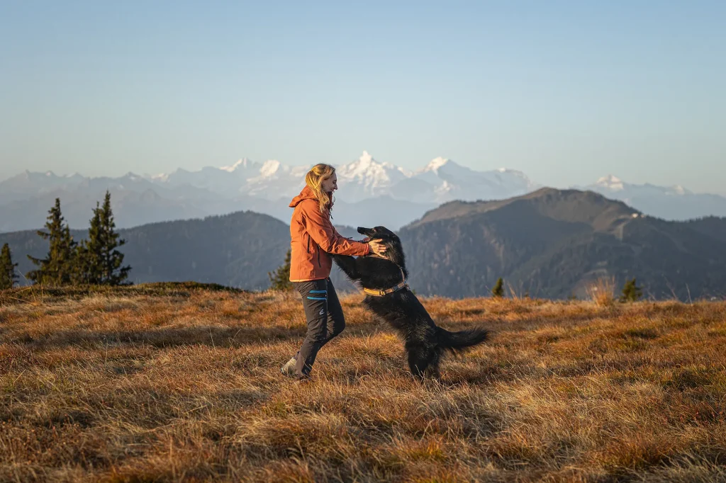 Sehr schönes Bild von Mensch und Hund am Hochkeil bei Fotoshooting