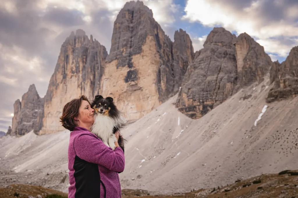 Einzigartiges Bild von Mensch und Hund bei Fotowanderung zum Sonnenaufgang bei den Drei Zinnen