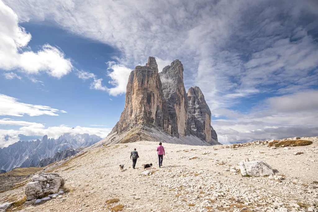 Wunderschönes Bild an den Drei-Zinnen mit Mensch und Hund