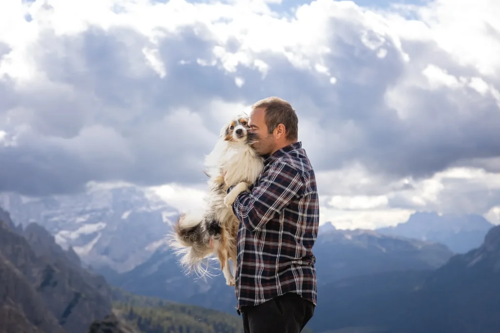 Dieses einzigartige Portraitbild von Mensch und Hund bei Fotowanderung rund um die drei Zinnen