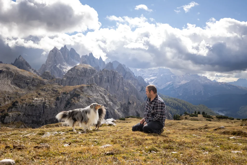 Wunderschönes Bild bei Fotoshooting an den Drei-Zinnen mit traumhaften Ausbilck auf die Berglandschaft