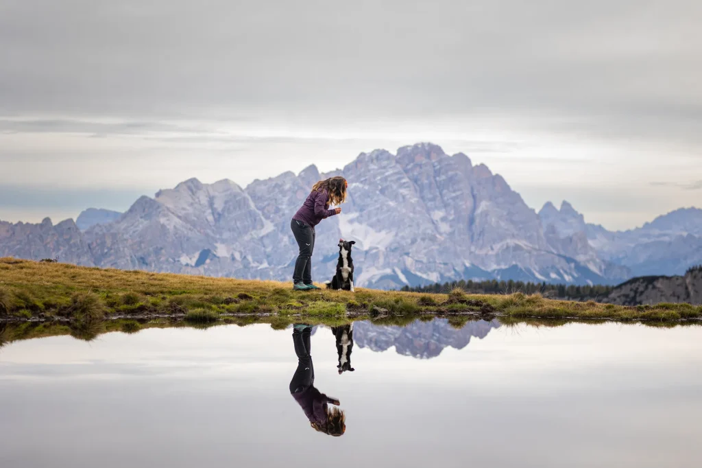 Sehr schönes Bild bei Fotowanderung am Passo di Giau am See, mit beeindruckender Berglandschaft im Hintergrund
