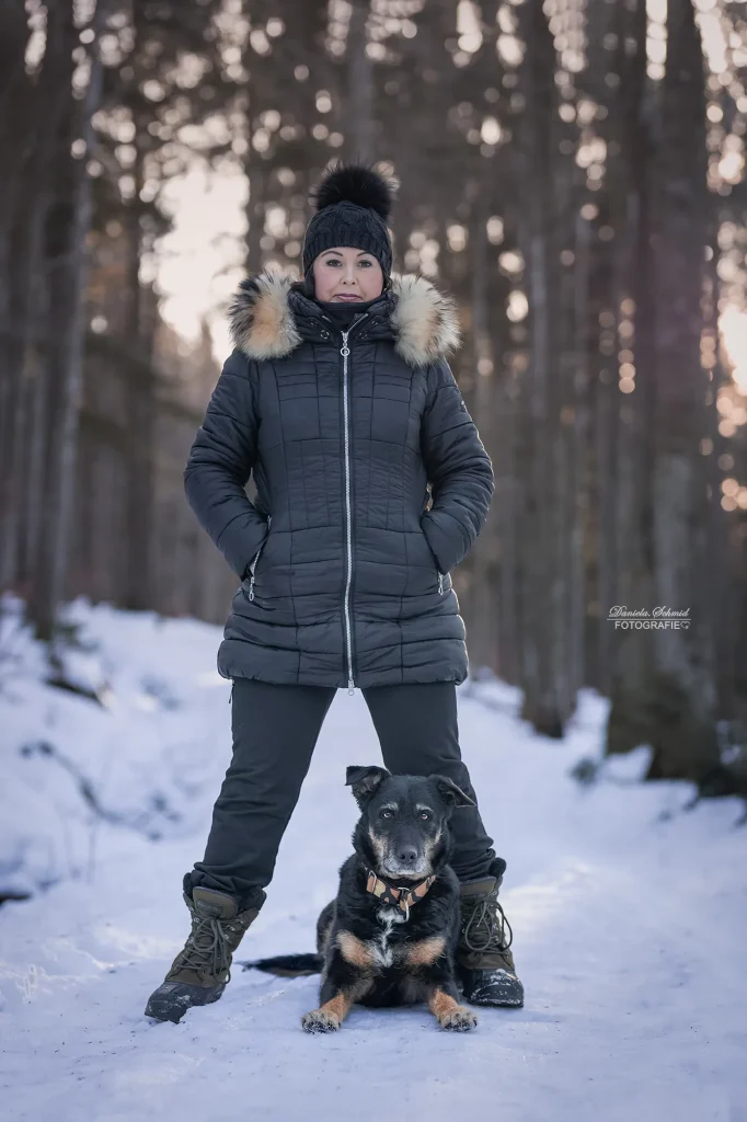 Faszinierende Aufnahme während Fotowanderung von Mensch und Hund im Winter zum Dreisessel