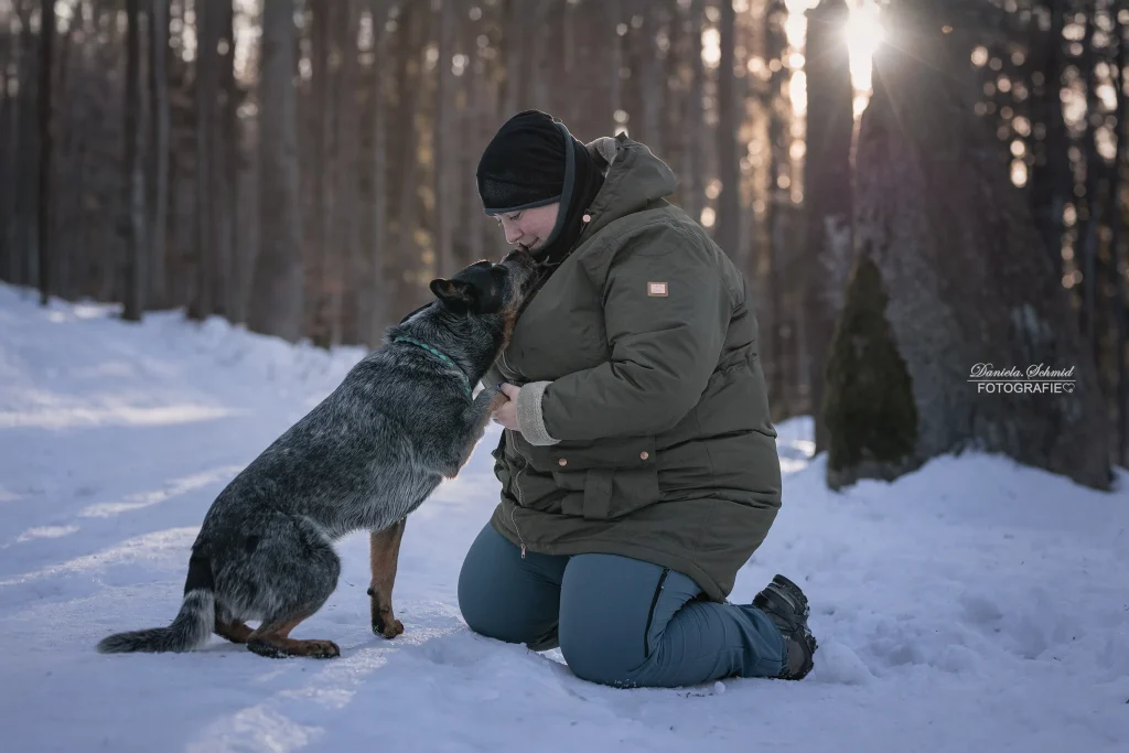 Professionelles Foto von Mensch und Hund mit tiefer Bindung. Perfekt eingefangen bei wunderbaren Wetter