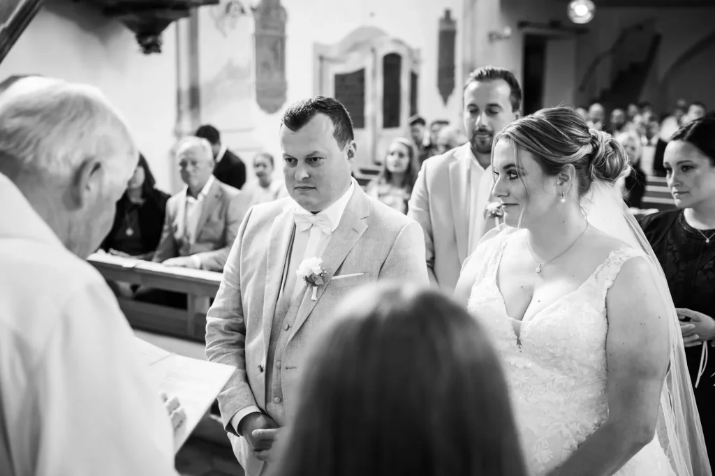 Braut und Bräutigam mit Pfarrer in Kirche bei Hochzeit. Heiraten in Neukirchen vorm Wald