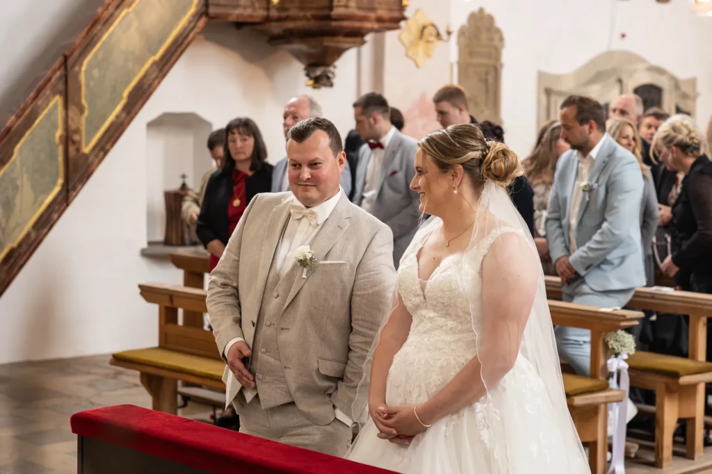 Sehr schönes Bild von Brautpaar bei Hochzeit in Kirche. Heiraten im Landkreis Passau