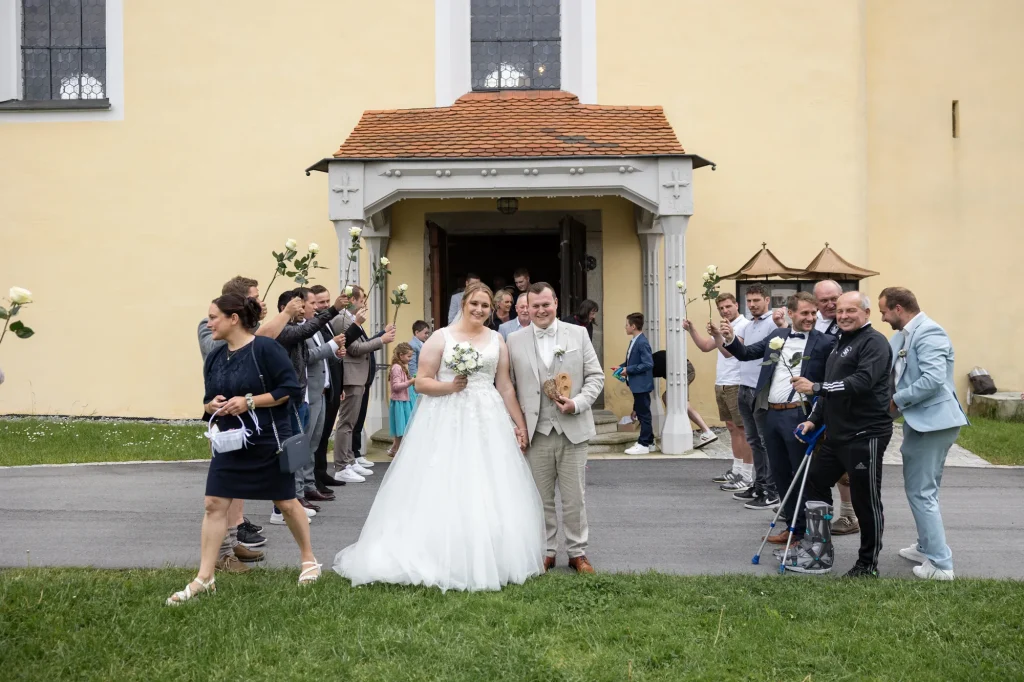 Spallierstehen für Brautpaar nach Hochzeit in Pfarrkirche Neukirchen vorm Wald