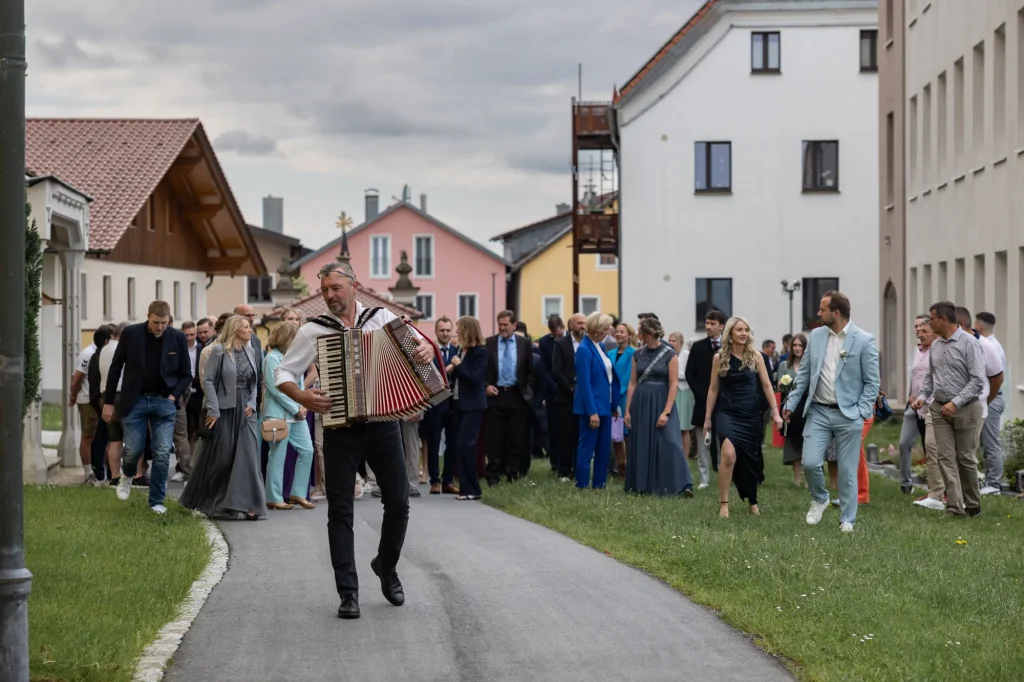 Sehr freudiges Bild von feiernder Hochzeitsgesellschaft bei Hochzeit in Niederbayern
