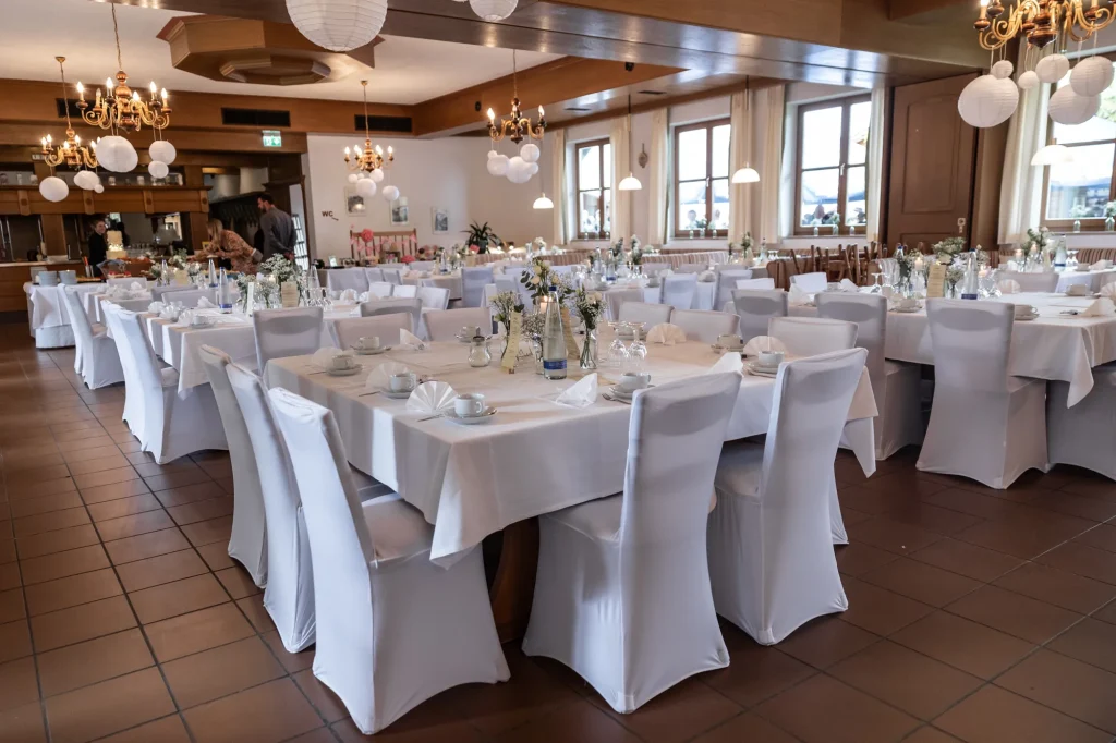 Wunderschön gedeckte Tische im Gashaus Kirchenwirt Dick in Neukirchen vorm Wald