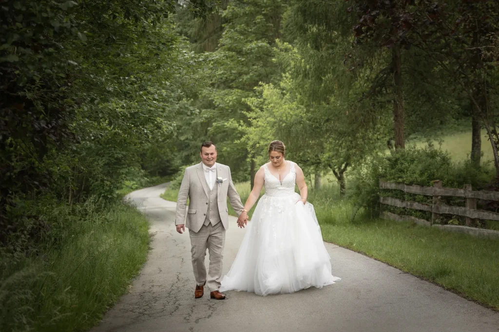 Sehr schönes Bild von glücklichen Brautpaar bei Hochzeitsshooting Neukirchen vorm Wald