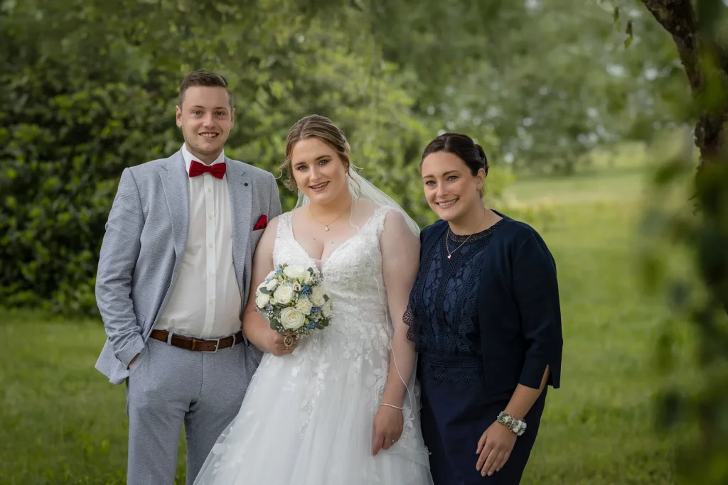 Hochzeitsfotos in wunderschöner Natur von Braut mit Familie. Heiraten im Landkreis Passau