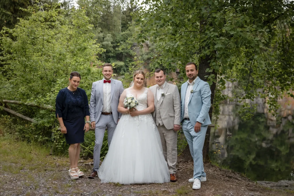 schönes Bild von Brautpaar mit Freunden bei Fotoshooting in der wundervollen Natur am Steinbruch in Büchelberg