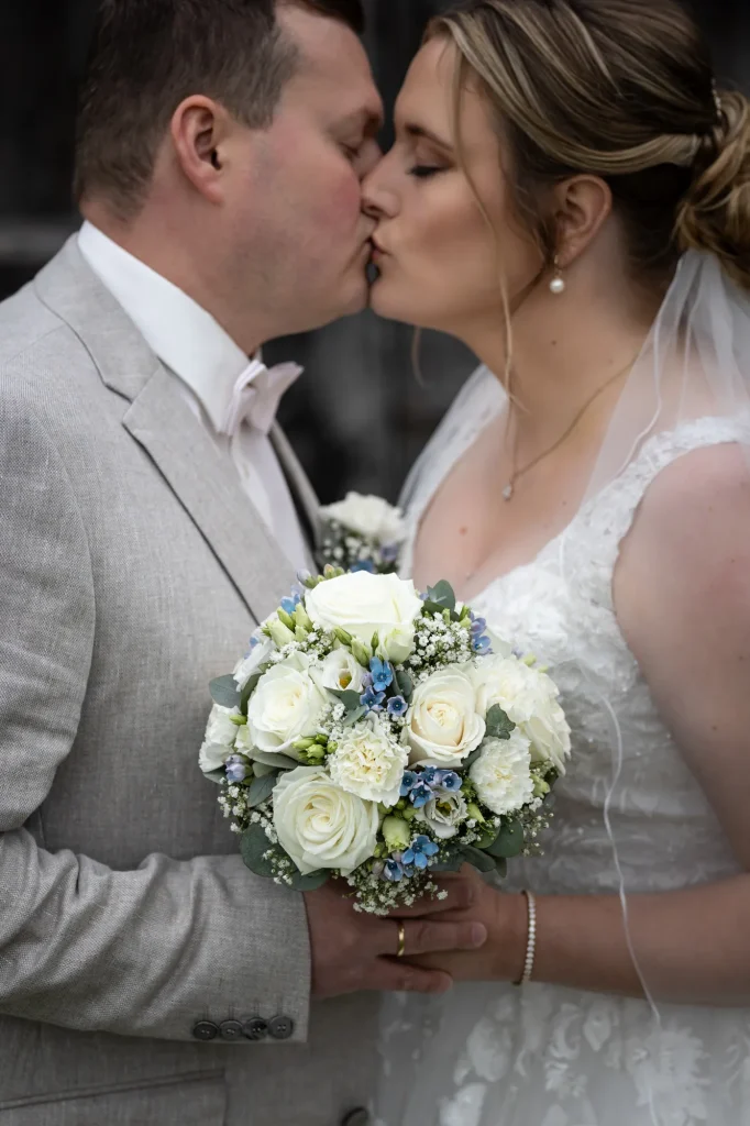 Sehr schönes Bild von Brautpaar bei Hochzeitskuss bei Brautpaarshooting am Steinbruch in Büchelberg