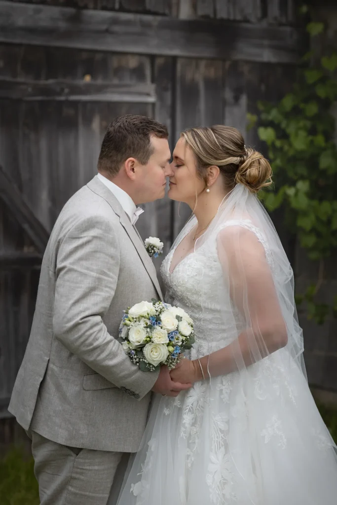 Sehr schönes Bild von Brautpaar, schaut sich tief in die Augen, sehr viel Liebe, bei Brautpaarshooting im Landkreis Passau