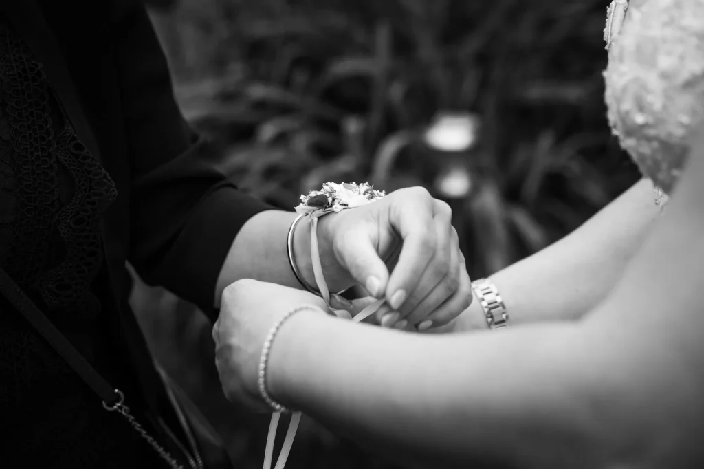 Heiraten in Neukrichen vorm Wald, sehr schönes Detailbild von Armschmuck bei Hochzeit. Schwarz-Weiß Fotografie, heiraten im Landkreis Passau